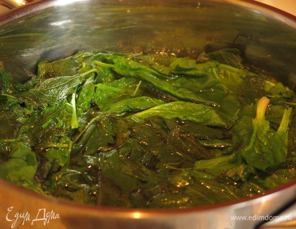 Варим 2-3 минуты в кипящей воде всю зелень.