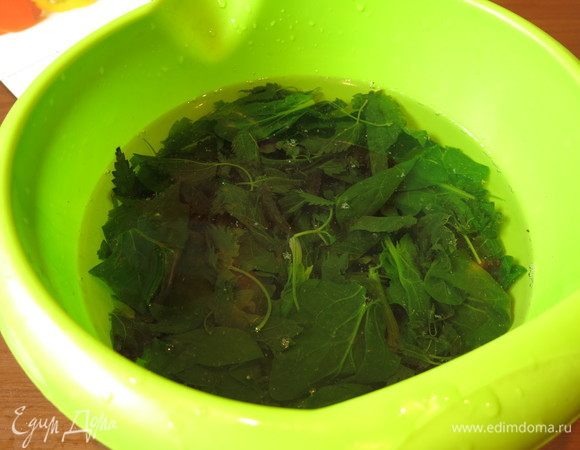 Вынимаем крапиву и шпинат и кладем в холодную воду для сохранения цвета.