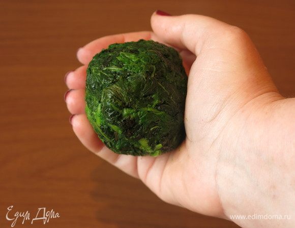 Зелень остыла, вынимаем ее из воды и тщательно отжимаем.