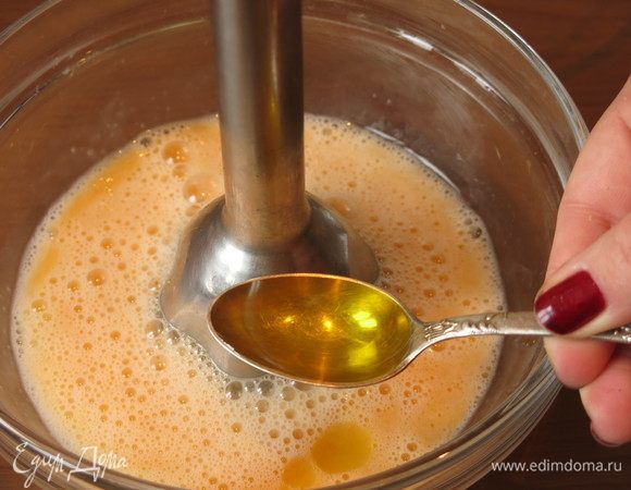 Добавляем масло оливковое. Оно придаст эластичности тесту и легкий аромат.