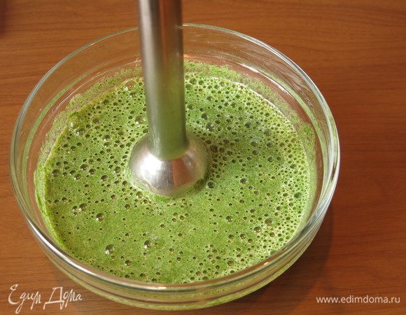 Измельчаем зелень блендером, перемешиваем.