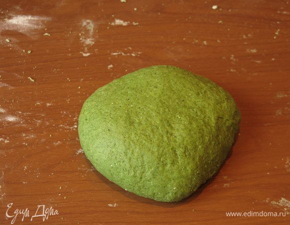 Замешиваем тесто. Оно более тугое, чем на пельмени.