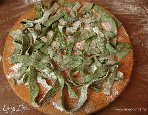 Разворачиваем, даем чуть подсохнуть. Если готовите впрок, можно заморозить лапшу в виде гнезд или просушить пару дней.