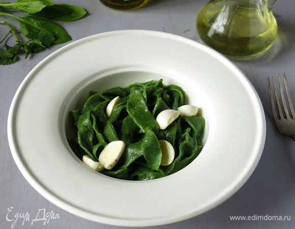 Отвариваем лапшу пару минут в кипящей воде с чайной ложкой масла оливкового, с ним лапша не слипнется. Относительно добавления масла в воду, мнение поваров разнятся, кто-то советует проводить эту процедуру, другие рекомендуют просто варить в большом количестве воды. У меня вода немного выкипела, пока дошло дело до варки лапши, поэтому подстраховалась и добавила масло.