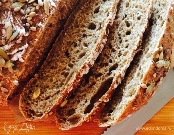 Готовый хлеб достать из кастрюли и полностью остудить на решетке.