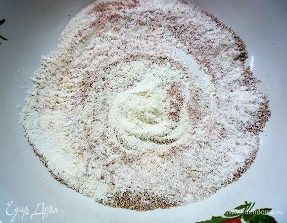 Добавляем муку, разрыхлитель и щепотку соли. Добавляем молоко и все хорошо перемешиваем.