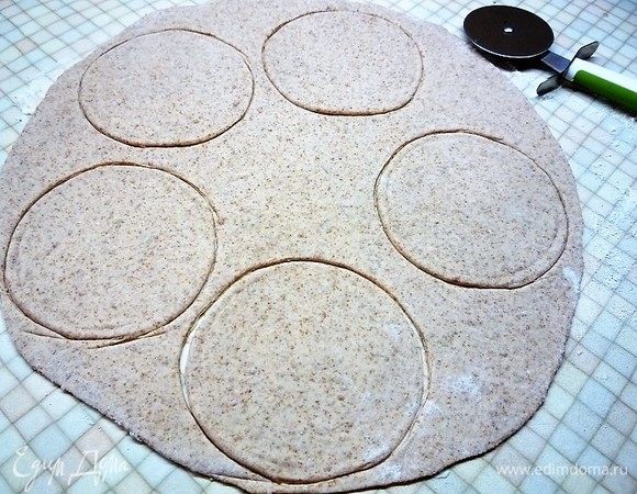 Раскатываем тесто в тонкий круг, вырезаем ножом для пиццы кружки по диаметру формочек, остатки теста опять раскатываем, у меня лишнего теста не осталось.