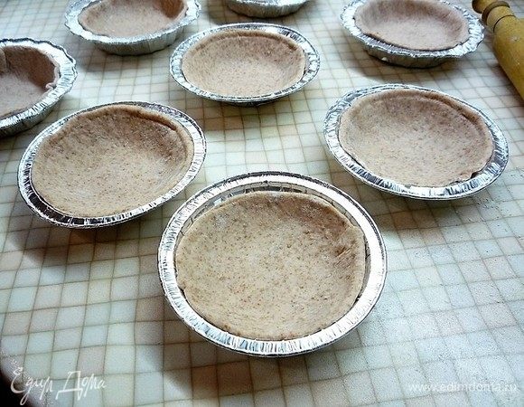 Укладываем заготовки из теста в формочки и запекаем в заранее разогретой духовке при температуре 180°С 15-20 минут.