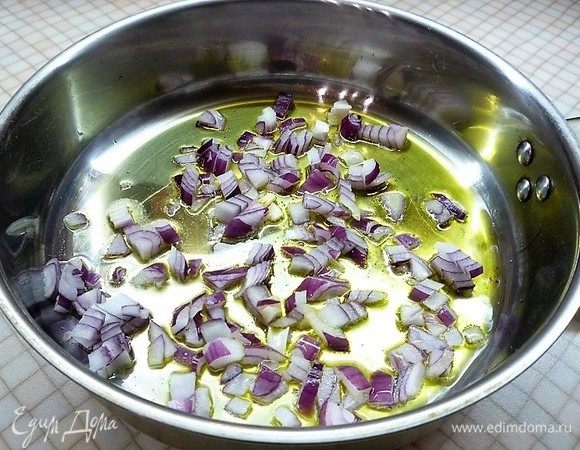 Для начинки в сковороде разогреваем оливковое масло и обжариваем мелко нарезанный лук до прозрачности.