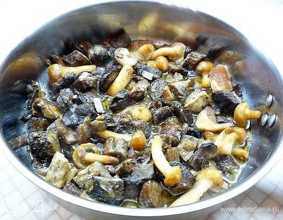 Лесные грибы промываем, добавляем к луку, перемешиваем, солим и перчим по- вкусу, добавляем тимьян и мелко нарезанный чеснок, еще раз хорошо перемешиваем и готовим 15-20 минут.