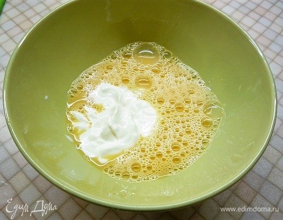 Для заливки в глубокой чашке взбиваем яйцо, добавляем сметану, сливки, соль, перемешиваем.