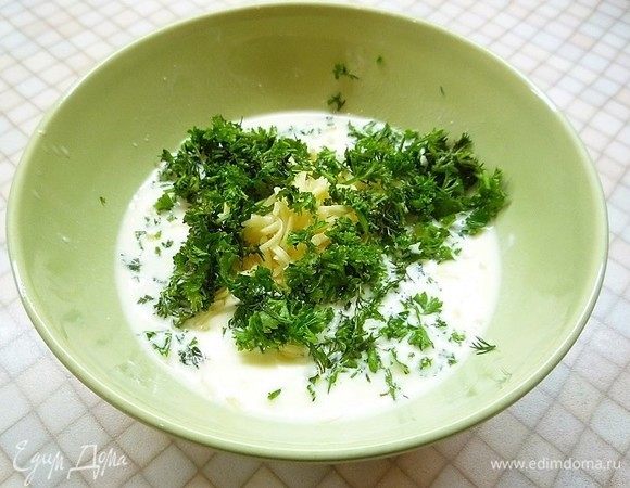 Добавляем натертый на мелкой терке сыр и мелко нарезанную зелень, перемешиваем.