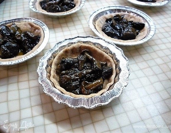 Заготовки из теста уже готовы. Заполняем их начинкой из лесных грибов.