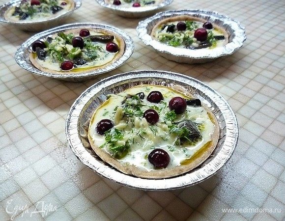 Поверх грибов выкладываем заливку и укладываем ягоды клюквы.