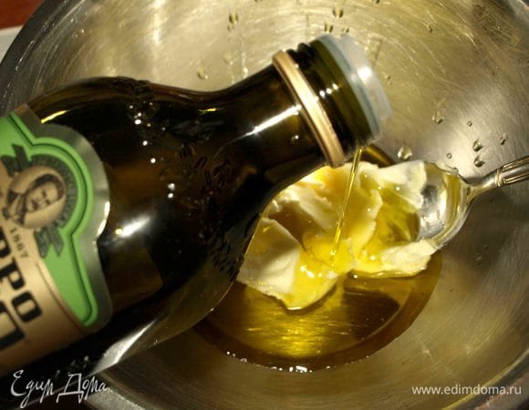 Духовку разогреваем до 180°С. Муку просеять. Все продукты должны быть комнатной температуры. Сливочное масло смешиваем с оливковым. 