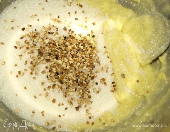 Добавляем сахар, соль и цедру апельсина. Можно добавить сушеную цедру или свежую. Взбиваем до однородного состояния.