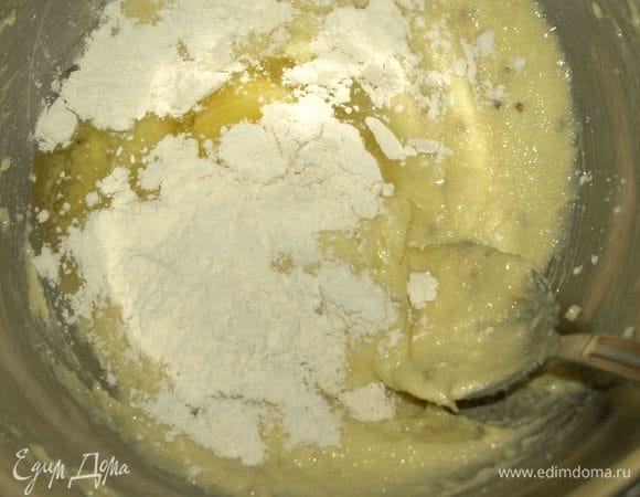 Постепенно в яичную смесь добавляем яйца и муку. Добавляем 1 яйцо + 1 ст. ложку муки, чтобы тесто не расслаивалось. И взбиваем. Добавляем одну столовую ложку алкоголя или сока.