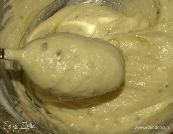 Должна получиться легкая и воздушная смесь. Добавляем оставшуюся муку, разрыхлитель и перемешиваем.