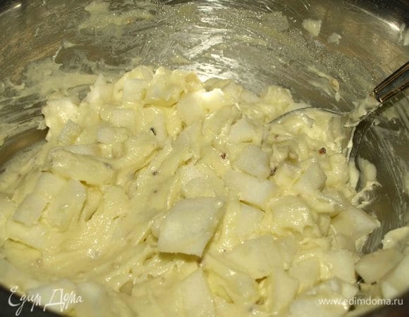 Яблоки очищаем от кожуры (или не очищаем). Добавляем в тесто и аккуратно перемешиваем. Оставляем одно яблоко для украшения.