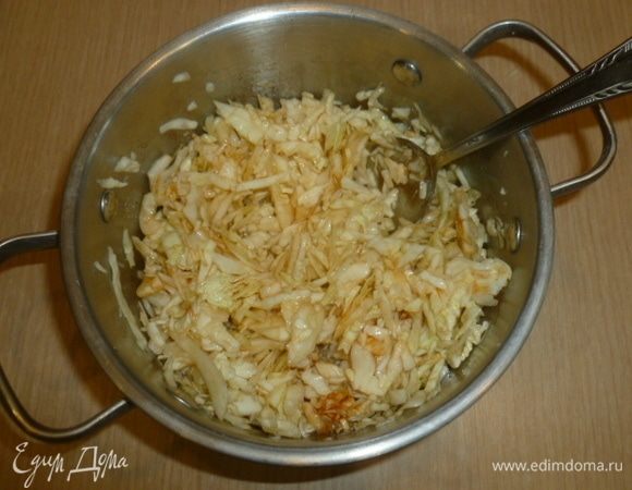 Капусту нашинковать, добавить сахар и уксус. Хорошо размять руками, чтобы капуста дала сок. Добавить соус чили, перемешать и оставить мариноваться, пока варится рис.
