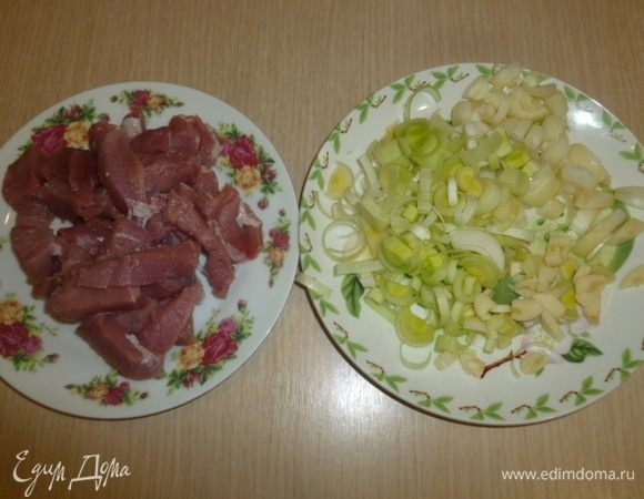 Лук, порей и чеснок мелко порезать. Мясо нарезать небольшими кусочками. 
