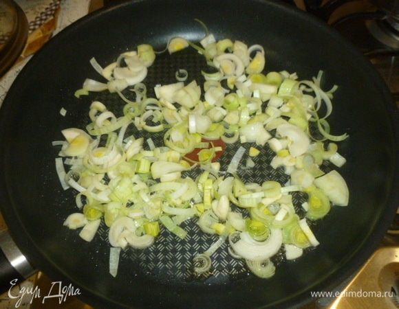 В сковороде разогреть растительное и кунжутное масло. Выложить нарезанные овощи и поджарить, помешивая. 