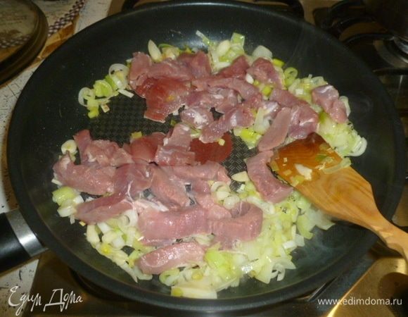 Добавить мясо, жарить до золотистого цвета.
