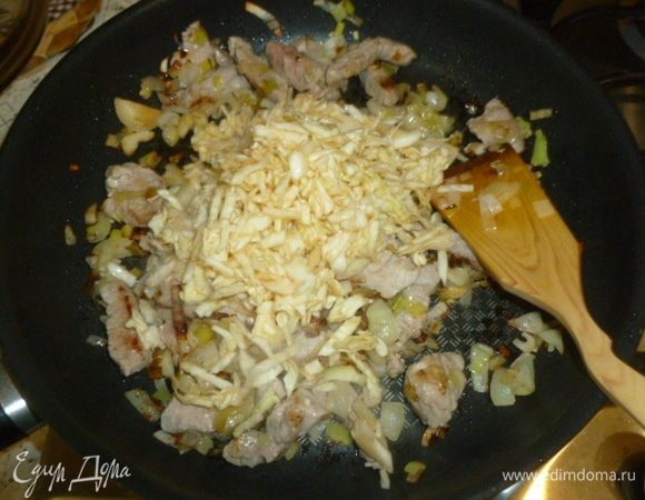 Добавить капусту и рис. Готовить еще минут 5. 