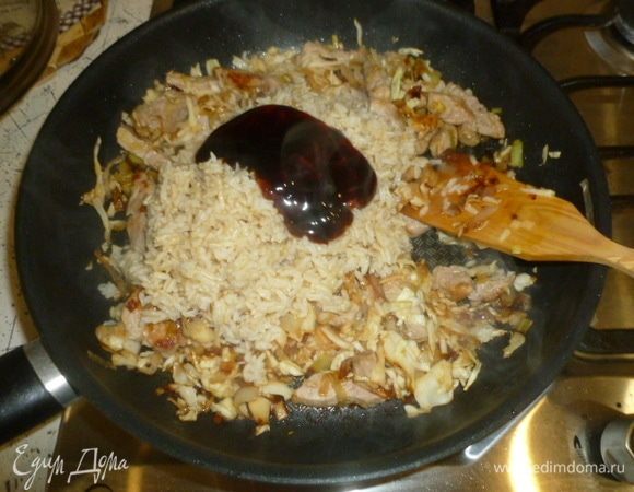 Добавить устричный соус. Перемешать. Накрыть крышкой и готовить еще 5 минут. 