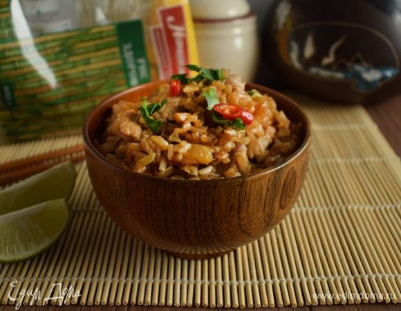 Готовое блюдо посыпать рубленой зеленью и кусочками чили. Приятного аппетита!