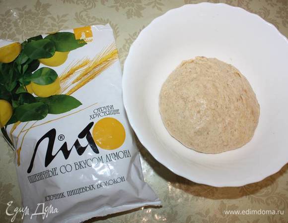 Повторно все перемешивается. В конце тесто месится руками (руки можно смазать подсолнечным маслом, для удобства работы с тестом). Приготовленное тесто покрывается сверху и расстаивается в темплом месте 40-50 минут. 