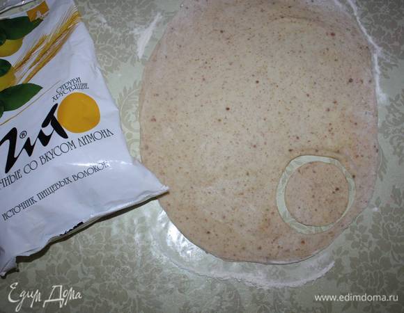 Берем часть теста, раскатываем толщиной около 0,5 см. Вырезаем круглые формы — это будет основание и голова поросенка. 