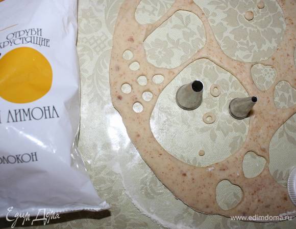 Вырезаем глазки. 