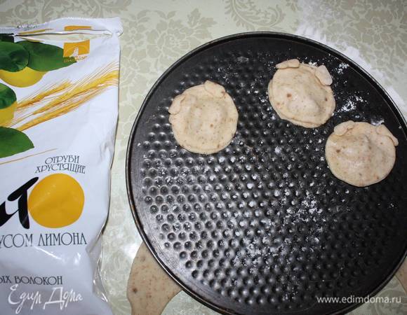 Далее накрываем другим кругом. Прикрепляем сверху ушки. 