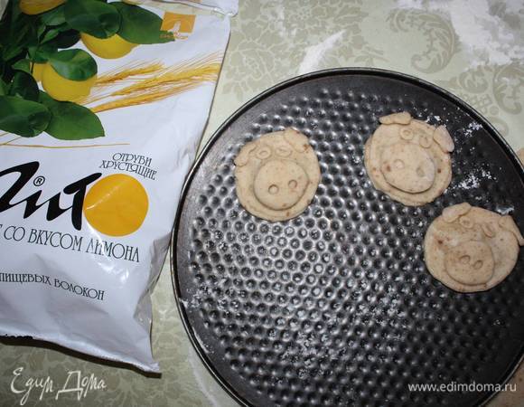 Затем носик и глазки. 