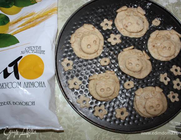 Края нужно хорошо защепить. Затем накройте и дайте время на расстойку (около 20 минут). Тесто должно увеличиться в объеме. 