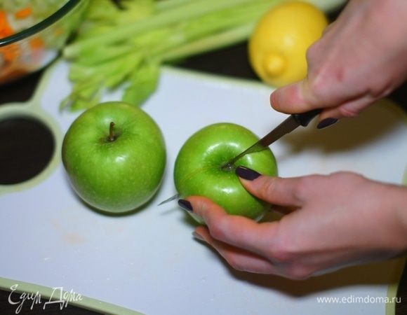 Яблоко режем на такие же ломтики, что и морковь с сельдереем.