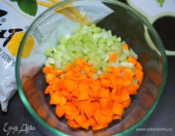При желании все ингредиенты можно натереть на терке или порубить в комбайне. Но мне больше нравятся кубики.