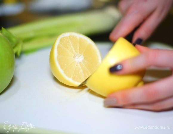 Разрезаем лимон пополам.