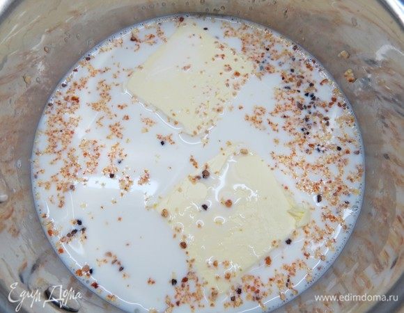 В сотейник поместить молоко, масло, апельсиновую и лимонную цедру, нагреть почти до кипения. 