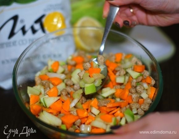 Вот и все! Салат можно приготовить в большом количестве и брать с собой в качестве полезного перекуса. Идеальный гарнир к мясу, рыбе или птице. Попробуйте заправить его сметаной — получается совершенно новый вкус!