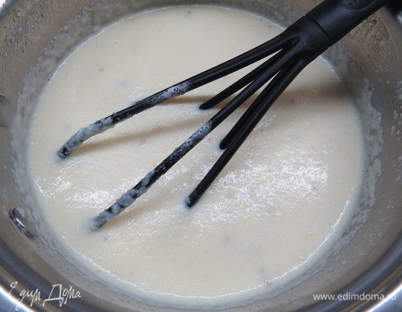 Варим при постоянном помешивании минут 5, пока манка не впитает в себя всю жидкость и не станет густой. 