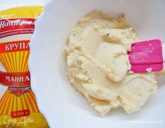 Сваренную манку выложить в миску, остудить. 