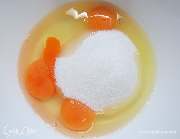 Яйца взбить с сахаром до побеления и пышности. 