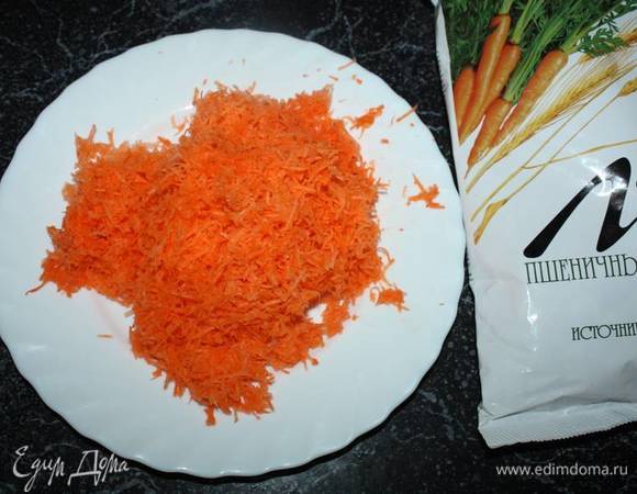 Морковь помыть, очистить и натереть на мелкой терке.