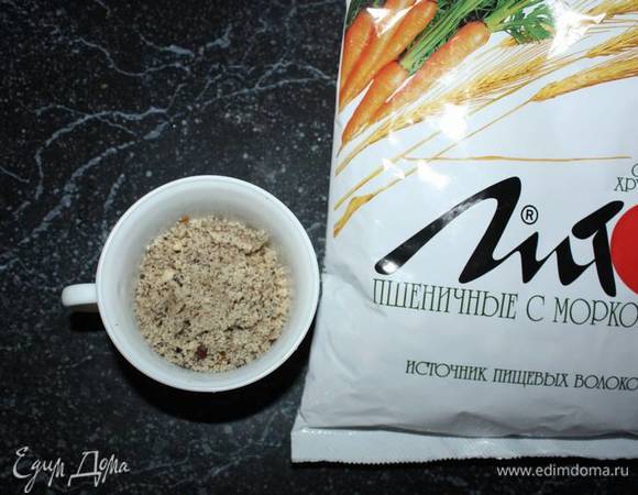 Орехи мелко порубить.