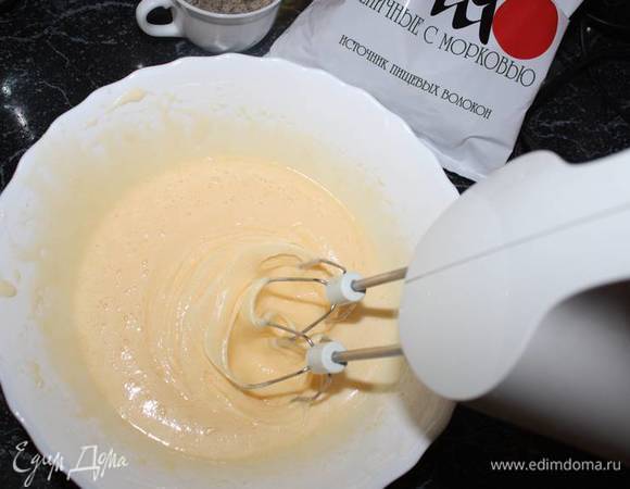 Яйца с сахаром тщательно взбить до воздушной массы. Добавить растительное масло, еще раз взбить.