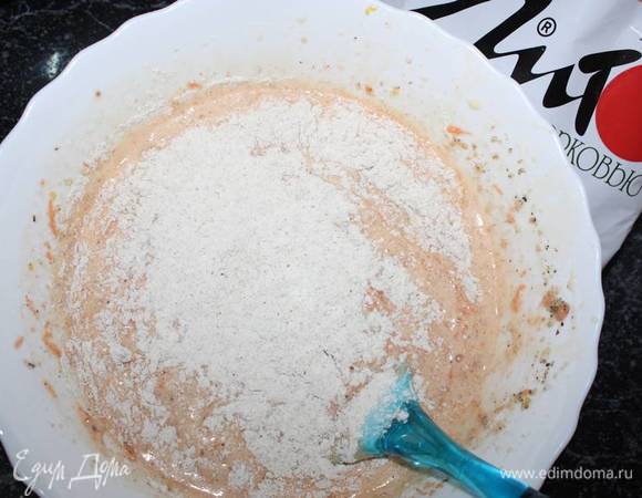 Частями добавлять сухую смесь, каждый раз вымешивая ложкой или лопаткой снизу вверх.
