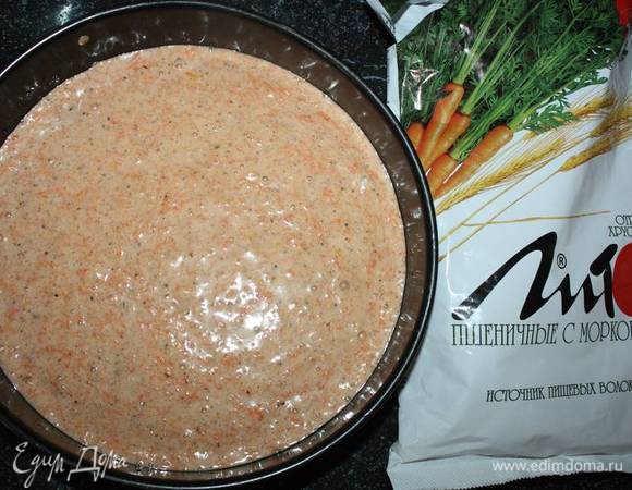 Форму смазать маслом. Выложить тесто, поставить в разогретую до 180°С духовку. Выпекать примерно 40 минут, проверять готовность спичкой.