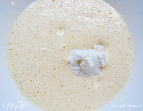 Добавить рикотту и перемешать на низких оборотах миксера. 